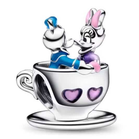 Le Charm Manège Donald et Daisy capture un moment enchanteur de Donald et Daisy profitant d’un tour de manège magique. Ce charm est un clin d'œil à l'univers ludique de Disney, parfait pour les collectionneurs et les amateurs de l'univers de Mickey et ses amis.