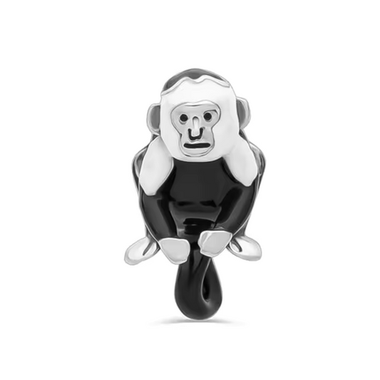 Le Charm Marcel est un hommage à l’inoubliable singe capucin de Ross dans Friends. Ce charm est conçu pour capturer l’esprit espiègle et les moments comiques que Marcel a apportés à la série. Ce bijou amusant et détaillé est un incontournable pour tout fan de la série cherchant à célébrer chaque personnage, même les plus inhabituels !