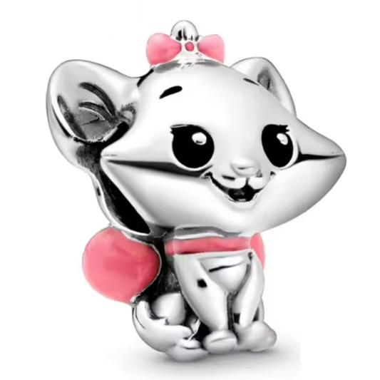 Ajoutez une touche de grâce et de raffinement à votre collection avec ce charm Marie, inspiré de la charmante petite chatte des Aristochats. Fabriqué en argent sterling 925, ce charm capture l'élégance et la douceur de Marie, avec son nœud rose distinctif et son expression adorable. Parfait pour les fans de Disney et pour ceux qui aiment les bijoux délicats, ce charm est un incontournable pour toute collection.