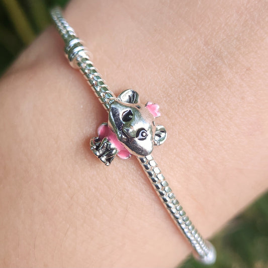 Ajoutez une touche de grâce et de raffinement à votre collection avec ce charm Marie, inspiré de la charmante petite chatte des Aristochats. Fabriqué en argent sterling 925, ce charm capture l'élégance et la douceur de Marie, avec son nœud rose distinctif et son expression adorable. Parfait pour les fans de Disney et pour ceux qui aiment les bijoux délicats, ce charm est un incontournable pour toute collection.