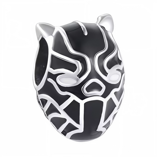 Affichez votre force intérieure et votre esprit héroïque avec ce charm pendentif en argent 925 à l’effigie du célèbre masque de Black Panther. Finement travaillé dans des tons noirs et gris, ce bijou rend hommage au roi du Wakanda avec un design à la fois puissant et élégant. Parfait pour les fans de l’univers Marvel, ce charm incarne courage, loyauté et détermination