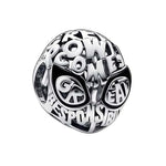 Apporte une touche puissante et emblématique à ton bracelet avec ce charm masque Spider-Man. Inspiré de l’univers Marvel, ce bijou en argent 925 met en valeur le célèbre masque du super-héros, symbole de courage, de responsabilité et d’action. Un charm original et dynamique, parfait pour les fans de Spider-Man et des pièces pleines de caractère.

Caractéristiques :

- Matière : Argent 925.
- Design : Masque de Spider-Man avec finitions soignées.
- Dimensions : Taille délicate et confortable à porter.
- Styl