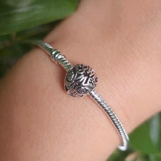 Ajoutez une touche héroïque et emblématique à votre collection avec ce charm représentant le masque de Spider-Man, inspiré de l'univers Marvel. Fabriqué en argent sterling 925, ce charm de haute qualité est compatible avec tous les bracelets Pandora, garantissant une intégration parfaite à votre bijou préféré. Idéal pour les fans de Spider-Man, ce charm capture le masque iconique du super-héros, ajoutant une note de style et de dynamisme à votre bracelet.