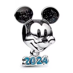 Commencez l'année 2024 avec un éclat de magie Disney grâce à ce charm exclusif représentant Mickey Mouse. Fabriqué en argent sterling 925, ce charm commémoratif célèbre l'année 2024 avec une gravure spéciale et la silhouette emblématique de Mickey. Ce charm est parfait pour marquer un moment spécial ou pour simplement ajouter une touche de fantaisie à votre bracelet, idéal pour les collectionneurs et les fans de l'univers Disney.
