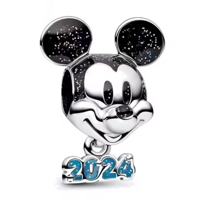 Commencez l'année 2024 avec un éclat de magie Disney grâce à ce charm exclusif représentant Mickey Mouse. Fabriqué en argent sterling 925, ce charm commémoratif célèbre l'année 2024 avec une gravure spéciale et la silhouette emblématique de Mickey. Ce charm est parfait pour marquer un moment spécial ou pour simplement ajouter une touche de fantaisie à votre bracelet, idéal pour les collectionneurs et les fans de l'univers Disney.