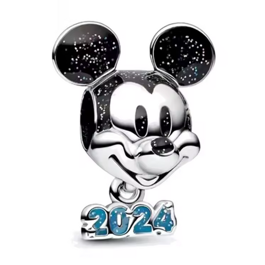Commencez l'année 2024 avec un éclat de magie Disney grâce à ce charm exclusif représentant Mickey Mouse. Fabriqué en argent sterling 925, ce charm commémoratif célèbre l'année 2024 avec une gravure spéciale et la silhouette emblématique de Mickey. Ce charm est parfait pour marquer un moment spécial ou pour simplement ajouter une touche de fantaisie à votre bracelet, idéal pour les collectionneurs et les fans de l'univers Disney.