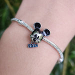 Commencez l'année 2024 avec un éclat de magie Disney grâce à ce charm exclusif représentant Mickey Mouse. Fabriqué en argent sterling 925, ce charm commémoratif célèbre l'année 2024 avec une gravure spéciale et la silhouette emblématique de Mickey. Ce charm est parfait pour marquer un moment spécial ou pour simplement ajouter une touche de fantaisie à votre bracelet, idéal pour les collectionneurs et les fans de l'univers Disney.