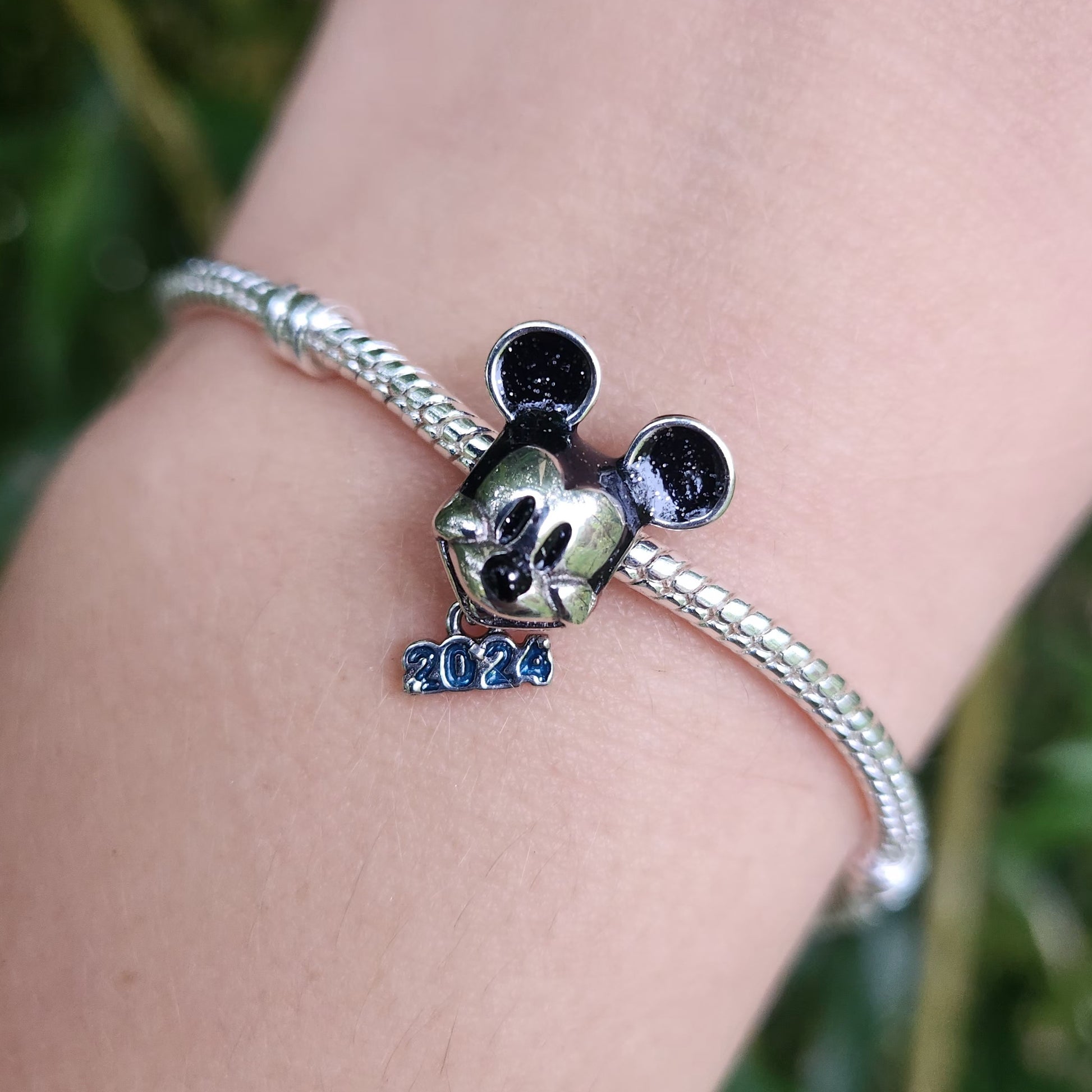 Commencez l'année 2024 avec un éclat de magie Disney grâce à ce charm exclusif représentant Mickey Mouse. Fabriqué en argent sterling 925, ce charm commémoratif célèbre l'année 2024 avec une gravure spéciale et la silhouette emblématique de Mickey. Ce charm est parfait pour marquer un moment spécial ou pour simplement ajouter une touche de fantaisie à votre bracelet, idéal pour les collectionneurs et les fans de l'univers Disney.