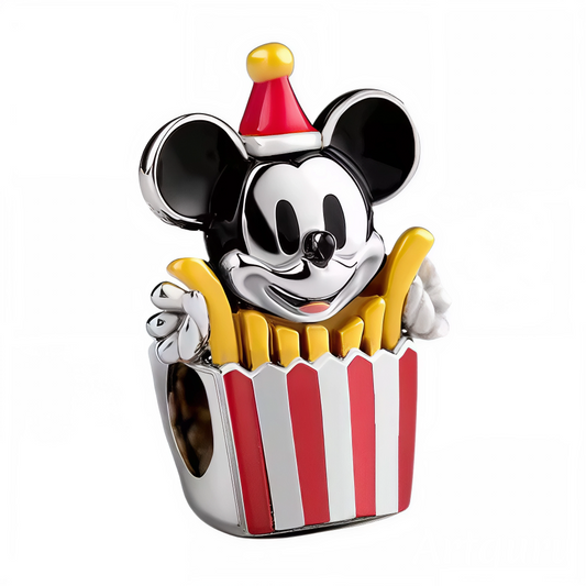 Ajoutez une note ludique et festive à votre bracelet avec ce charm original mettant en scène Mickey Mouse dans une boîte de frites rayée rouge et blanche, coiffé d’un chapeau de fête jaune et rouge. Un bijou Disney plein de bonne humeur, parfait pour les amoureux de gourmandises et de moments joyeux ! Le sourire malicieux de Mickey et les couleurs éclatantes en font un accessoire collector incontournable.

Ses détails raffinés et son style irrésistible séduiront tous les fans de l’univers Disney à la recher
