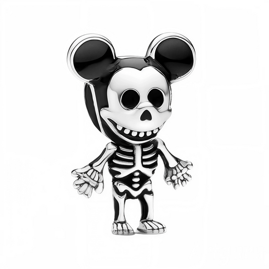 Ajoutez une touche de fun et de mystère à votre collection avec ce charm charmant représentant Mickey habillé en squelette pour Halloween. Avec son sourire malicieux et son costume osseux détaillé, Mickey célèbre l’esprit festif tout en gardant sa bonne humeur légendaire. Les finitions argentées brillantes et les touches noires et blanches de son costume créent un contraste saisissant, parfait pour illuminer votre bracelet durant la saison des frissons.