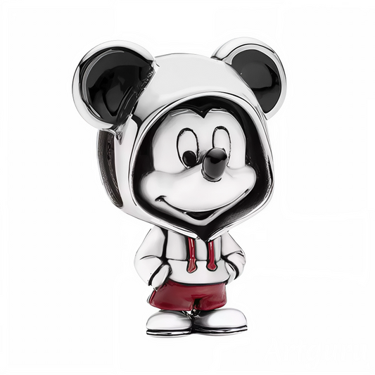 Apportez une touche d’originalité et de style à votre bracelet avec ce charm exceptionnel mettant en scène Mickey Mouse dans une version urbaine et contemporaine. Vêtu d’un sweat à capuche et de shorts rouges, Mickey revisite l’icône Disney avec une allure décontractée et tendance, pour accompagner chacun de vos looks et illuminer votre collection !

Les détails élégants, le sourire espiègle et la finition argentée confèrent à ce bijou une personnalité attachante, idéale pour tous les fans de Disney