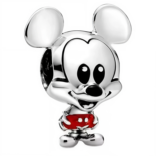 Ajoutez une touche classique et emblématique à votre collection avec ce charm représentant Mickey Mouse dans son célèbre pantalon rouge. Fabriqué en argent sterling 925, ce charm de haute qualité est compatible avec tous les bracelets Pandora, garantissant une intégration parfaite à votre bijou préféré. Parfait pour les fans de Mickey Mouse et de l'univers Disney, ce charm capture le style intemporel et la personnalité joyeuse de Mickey avec des détails minutieusement travaillés, ajoutant une note de charme