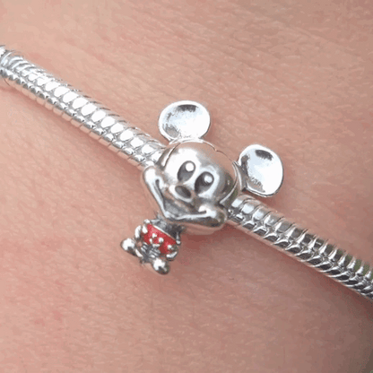 Ajoutez une touche classique et emblématique à votre collection avec ce charm représentant Mickey Mouse dans son célèbre pantalon rouge. Fabriqué en argent sterling 925, ce charm de haute qualité est compatible avec tous les bracelets Pandora, garantissant une intégration parfaite à votre bijou préféré. Parfait pour les fans de Mickey Mouse et de l'univers Disney, ce charm capture le style intemporel et la personnalité joyeuse de Mickey avec des détails minutieusement travaillés, ajoutant une note de charme
