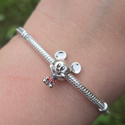 Ajoutez une touche classique et emblématique à votre collection avec ce charm représentant Mickey Mouse dans son célèbre pantalon rouge. Fabriqué en argent sterling 925, ce charm de haute qualité est compatible avec tous les bracelets Pandora, garantissant une intégration parfaite à votre bijou préféré. Parfait pour les fans de Mickey Mouse et de l'univers Disney, ce charm capture le style intemporel et la personnalité joyeuse de Mickey avec des détails minutieusement travaillés, ajoutant une note de charme