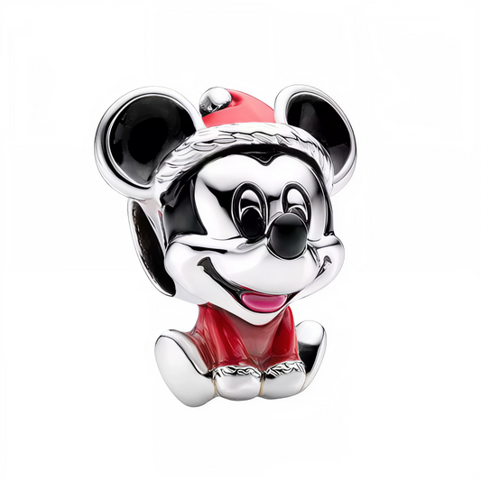 Apportez une touche festive et pleine de magie Disney à votre collection avec ce charm unique représentant Mickey Mouse vêtu de son costume de Noël. Avec son large sourire et son bonnet rouge orné de détails argentés, il incarne parfaitement l’esprit joyeux et chaleureux des fêtes de fin d’année.

Confectionné en argent 925, ce bijou aux finitions éclatantes met en valeur les couleurs emblématiques de Noël : le rouge vif, l’argent brillant et le noir intemporel de Mickey. Compatible avec les bracelets à cha