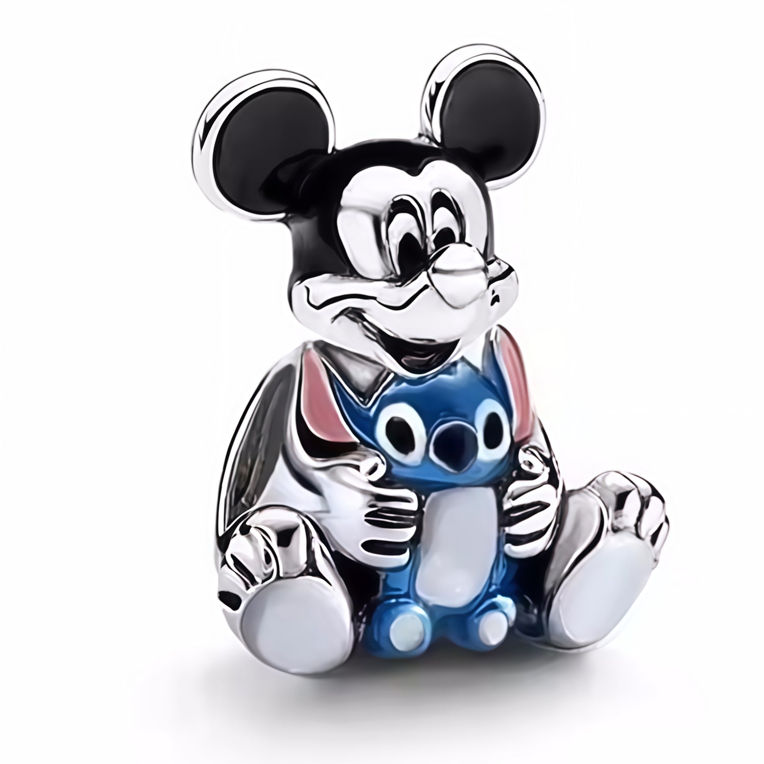 Apporte une touche joyeuse et adorable à ton bracelet avec ce charm Mickey assis avec Stitch. Inspiré de l’univers Disney, ce bijou réunit Mickey et Stitch dans une scène pleine de tendresse et d’espièglerie, avec des détails soignés qui donnent un rendu à la fois amusant et attachant. Un charm original et plein de bonne humeur, parfait pour les fans de Disney.

Caractéristiques :

- Matière : Argent 925 avec détails en émail coloré.
- Design : Mickey assis avec Stitch, dans une scène expressive et détaillé