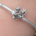 Embarquez pour une aventure magique avec ce charm représentant Mickey et Minnie Mouse dans un avion scintillant. Fabriqué en argent sterling 925, ce charm de haute qualité est compatible avec tous les bracelets Pandora, garantissant une intégration parfaite à votre bijou préféré. Parfait pour les fans de Mickey et Minnie et de l'univers Disney, ce charm capture l'esprit joyeux et l'élégance des personnages avec des détails minutieusement travaillés et des éléments scintillants, ajoutant une note de rêve et 