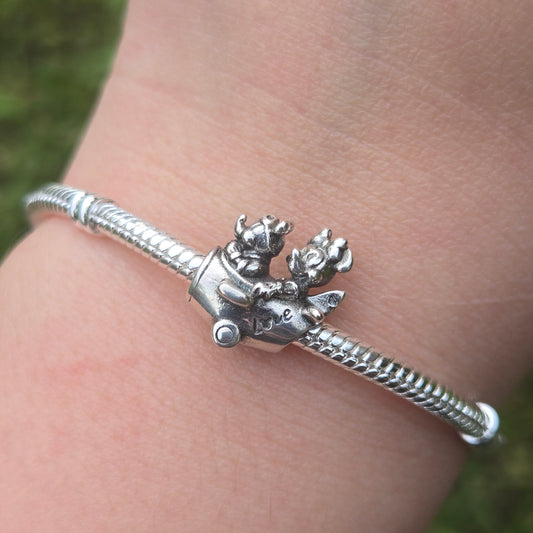 Embarquez pour une aventure magique avec ce charm représentant Mickey et Minnie Mouse dans un avion scintillant. Fabriqué en argent sterling 925, ce charm de haute qualité est compatible avec tous les bracelets Pandora, garantissant une intégration parfaite à votre bijou préféré. Parfait pour les fans de Mickey et Minnie et de l'univers Disney, ce charm capture l'esprit joyeux et l'élégance des personnages avec des détails minutieusement travaillés et des éléments scintillants, ajoutant une note de rêve et 