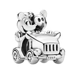 Apporte une touche romantique et vintage à ton bracelet avec ce charm Mickey et Minnie en voiture. Inspiré de l’univers Disney, ce bijou en argent 925 représente Mickey au volant avec Minnie à ses côtés dans une voiture rétro, pour un rendu plein de charme et de nostalgie. Un charm original et chaleureux, parfait pour les fans du duo emblématique et des pièces pleines de magie.

Caractéristiques :

- Matière : Argent 925 avec détails émaillés.
- Design : Mickey et Minnie en voiture vintage avec finitions so