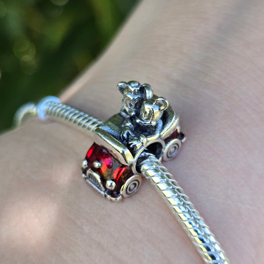 Embarquez pour une virée romantique avec ce Charm - Mickey et Minnie en voiture, en argent sterling S925. Représentant le couple iconique de Disney, Mickey et Minnie dans une adorable petite voiture, ce charm capture l'esprit d'aventure et d'amour qui unit ces deux personnages légendaires. Parfait pour les fans de Disney et les amateurs de romances intemporelles, ce charm ajoutera une touche de tendresse à votre collection.