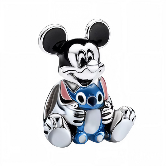 Apportez une touche tendre et pleine de magie Disney à votre collection avec ce charm unique représentant Mickey Mouse serrant Stitch dans ses bras. Une scène adorable qui combine l’univers classique de Mickey et la malice de l’extraterrestre préféré des fans, pour un bijou à la fois attendrissant et original.

Fabriqué en argent 925, ce charm aux détails soignés et aux finitions brillantes met en valeur la douceur des couleurs : le noir intemporel de Mickey, contrastant avec le bleu éclatant de Stitch. Com