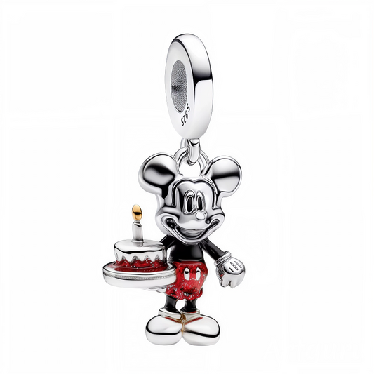 Célébrez la magie des grands moments avec ce charm festif représentant Mickey Mouse tenant fièrement un gâteau d’anniversaire. Un bijou joyeux, coloré et plein de bonne humeur, parfait pour marquer une occasion spéciale ou pour offrir un cadeau inoubliable.