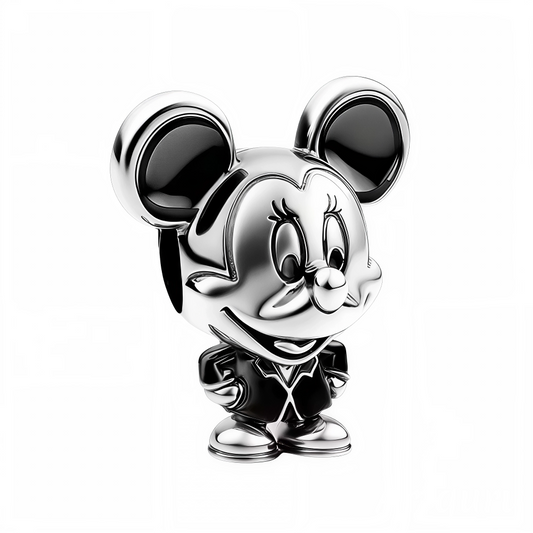 Apportez une touche chic et intemporelle à votre collection avec ce charm unique représentant Mickey Mouse en tenue élégante noir et blanc. Habillé d’un costard raffiné, il incarne le charme et le style classique de Disney, parfait pour ajouter une note sophistiquée à vos bijoux.

Fabriqué en argent 925, ce bijou se distingue par ses détails soignés et ses finitions éclatantes. L’association du noir et de l’argent met en valeur toute l’élégance de ce design intemporel. Compatible avec les bracelets à charms