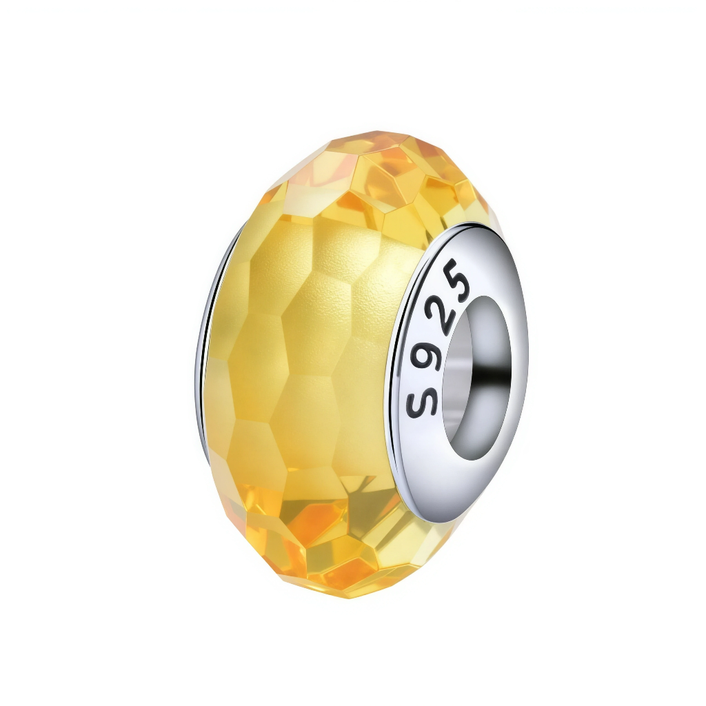 Ce charm met en valeur un verre de Murano jaune facetté, dont chaque facette capte la lumière comme un petit rayon de soleil pour illuminer le bracelet. Son noyau en argent sterling&nbsp;925&nbsp;(marquage S925)