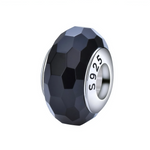 La perle est réalisée en verre de Murano noir profond, taillé en multiples facettes qui captent la lumière et créent un subtil jeu de reflets. Son noyau en argent 925, marqué S925, s’adapte aux bracelets à charms type Pandora et permet de l’associer facilement à d’autres breloques argent ou verre. Grâce à son format mini, ce charm se glisse entre des pièces plus imposantes pour apporter relief et contraste sans alourdir le bracelet.