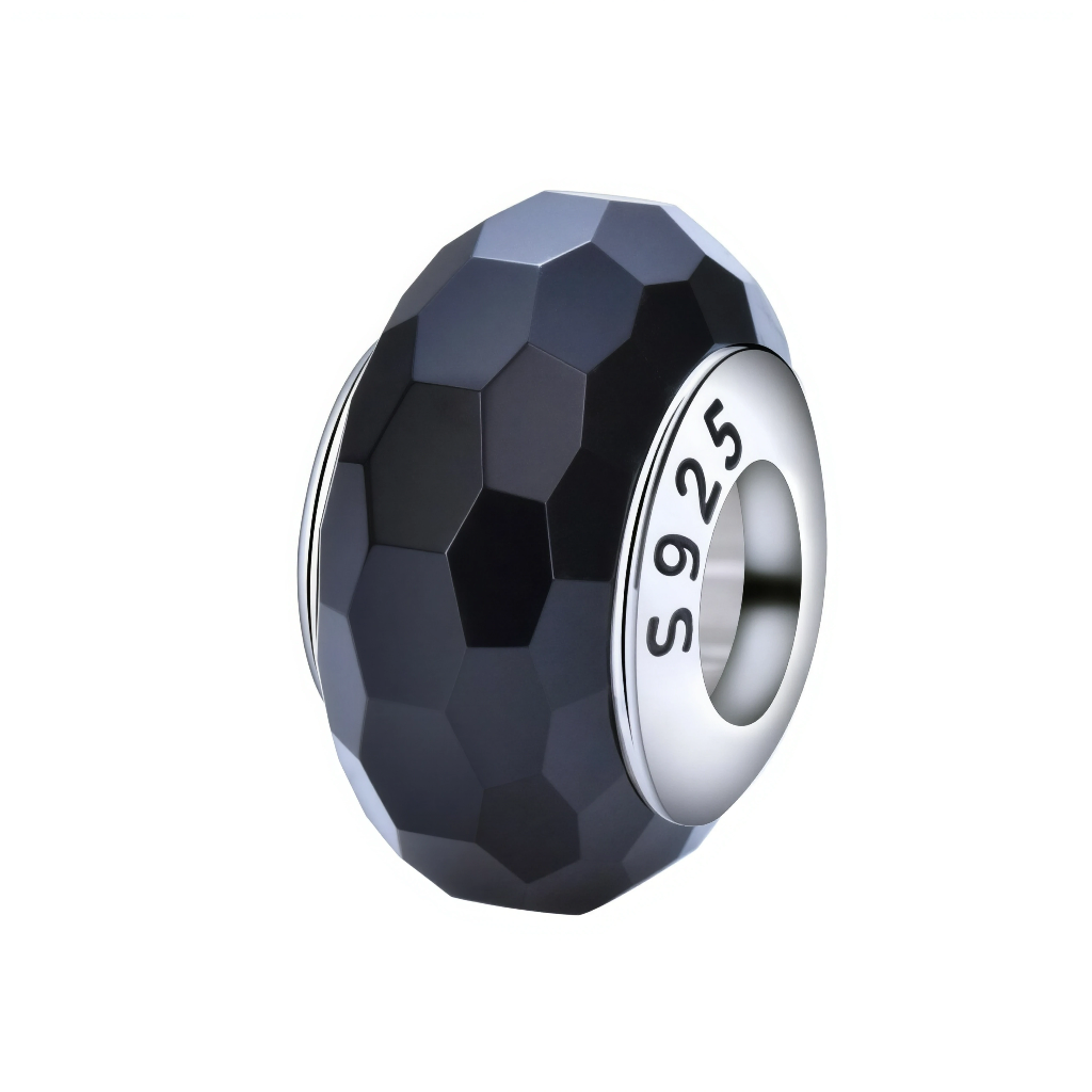 La perle est réalisée en verre de Murano noir profond, taillé en multiples facettes qui captent la lumière et créent un subtil jeu de reflets. Son noyau en argent 925, marqué S925, s’adapte aux bracelets à charms type Pandora et permet de l’associer facilement à d’autres breloques argent ou verre. Grâce à son format mini, ce charm se glisse entre des pièces plus imposantes pour apporter relief et contraste sans alourdir le bracelet.