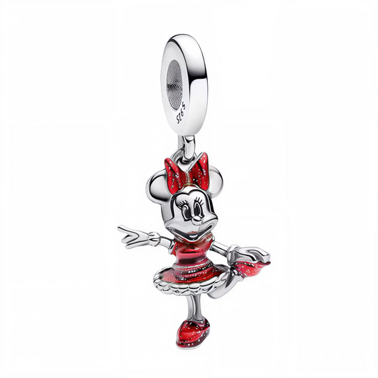 Faites tourner la magie avec ce charm enchanteur de Minnie Mouse en ballerine, capturée en plein mouvement gracieux. Un bijou qui évoque l’élégance, la légèreté et tout le charme intemporel de l’univers Disney.