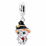 Ce charm original revisite les motifs d’Halloween avec une adorable petite momie stylisée, coiffée d’un large chapeau de magicien noir décoré de citrouilles. Sa tenue argentée aux bandages brillants cache un cœur rouge éclatant, tandis que ses grands yeux apportent une touche espiègle et sympathique. Idéal pour égayer un bracelet d’automne ou compléter une collection de charms à thème, cette pièce affirme une ambiance magique, joyeuse et décalée.

Caractéristiques
Matière : Argent 925, émail noir et orange,