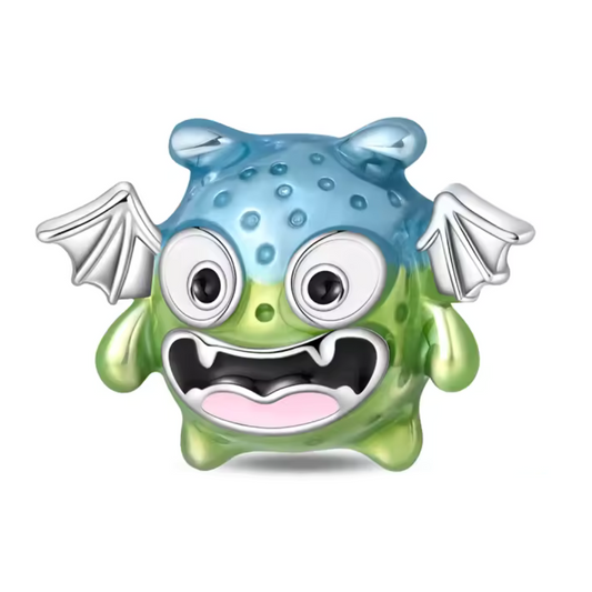 Apportez une touche ludique et colorée à votre collection avec ce charm monstre aux nuances vertes et bleues, orné d’une petite aile délicate. Ce bijou original et fantaisiste est parfait pour celles et ceux qui souhaitent afficher un style unique et plein de fraîcheur.