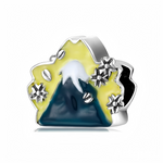 Ce charm en&nbsp;argent&nbsp;925 représente le Mont Fuji stylisé, avec un sommet enneigé se détachant sur un ciel jaune lumineux. De petites fleurs et étoiles argentées viennent encadrer la scène, donnant un côté poétique au paysage.