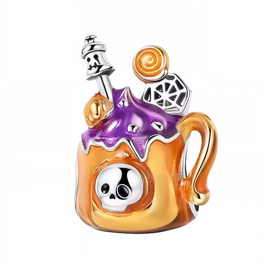 Ajoutez une dose de fun et de mystère à votre collection de bijoux avec ce charm Mug Halloween gourmand ! Cette création originale, réalisée en argent 925, met en scène une tasse orange débordant d’un glaçage violet éclatant, parsemée de détails festifs : crâne souriant, sucette tourbillon, toile d’araignée et décorations fantaisistes évoquent toutes les douceurs de la saison. Son design travaillé et ses couleurs vives capturent l’esprit joyeux et espiègle d’Halloween, parfait pour personnaliser un bracelet