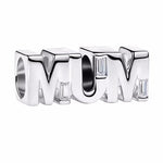 Exprime tout ton amour avec ce charm en argent sterling 925, délicatement orné du mot “Mum” dans un design élégant et intemporel. À la fois tendre et raffiné, ce bijou rend hommage à une maman précieuse avec une touche douce et lumineuse. Une pièce symbolique à offrir ou à porter au quotidien comme un rappel d’amour et de gratitude.

Caractéristiques :

- Matière : Argent 925.
- Design : Mot “Mum” argenté, finition brillante et élégante.
- Dimensions : Taille standard charm (~1,7 cm hauteur env., trou 3 mm 