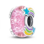 Ce charm en verre de Murano rose présente un effet marbré et légèrement pailleté qui capte la lumière et donne un rendu doux et pétillant au poignet. Des étoiles turquoise et des arcs-en-ciel émaillés multicolores en argent sterling&nbsp;925&nbsp;encadrent la perle, pour un look joyeux et coloré.