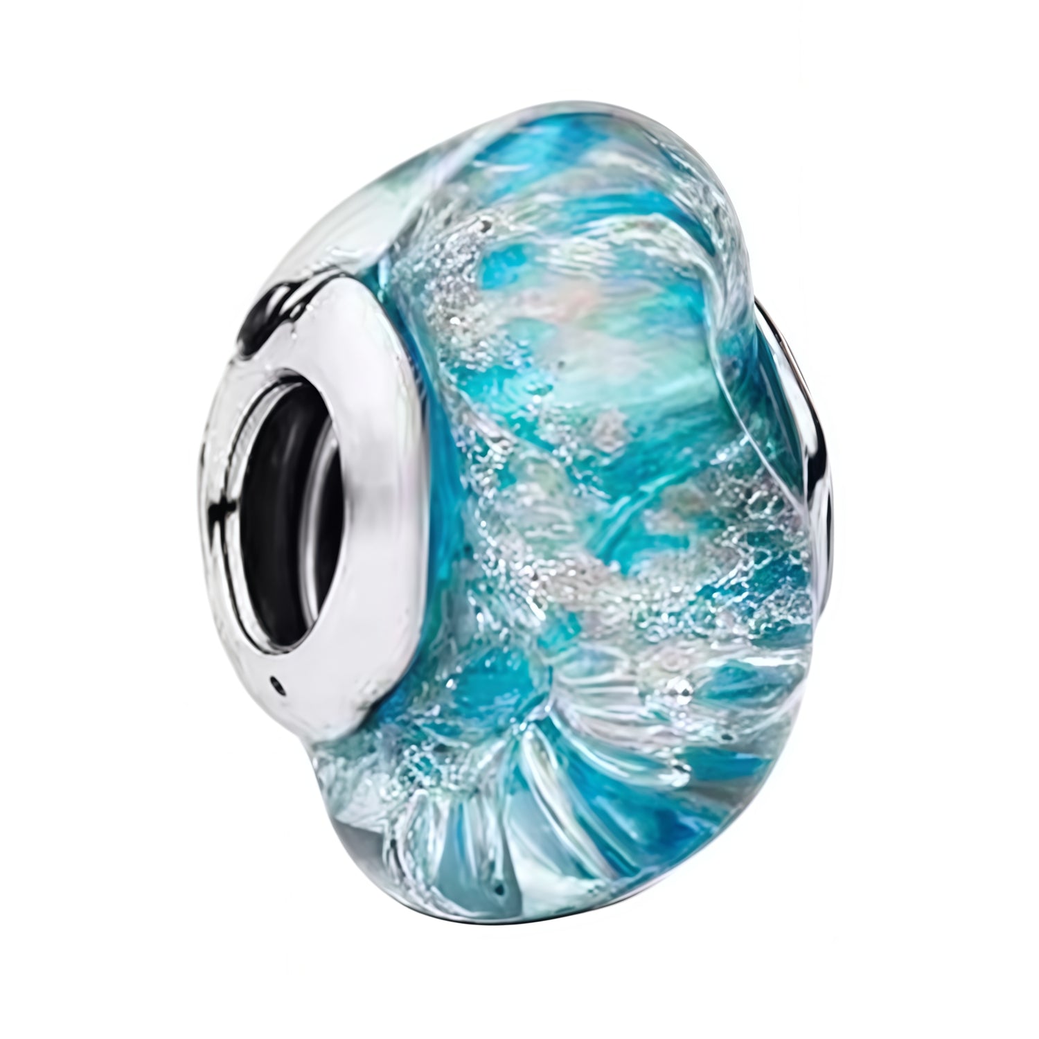 Apporte une touche élégante et lumineuse à ton bracelet avec ce charm Murano bleu. Confectionné en verre de Murano, il se distingue par sa teinte bleue profonde et son éclat raffiné, pour un rendu à la fois moderne et intemporel. Un charm délicat et polyvalent, parfait pour celles et ceux qui aiment les bijoux colorés et sophistiqués.

Caractéristiques :

- Matière : Verre de Murano avec cœur en argent 925.
- Design : Charm bleu en verre de Murano avec finitions soignées.
- Dimensions : Taille délicate et c