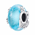 Ce charm en verre de Murano bleu clair présente de subtils éclats scintillants qui évoquent un ciel étoilé ou la surface d’une mer cristalline. Autour de l’anneau en argent sterling&nbsp;925&nbsp;(gravé S925), de petites fleurs et le mot « Magic » en relief ajoutent une touche féerique.