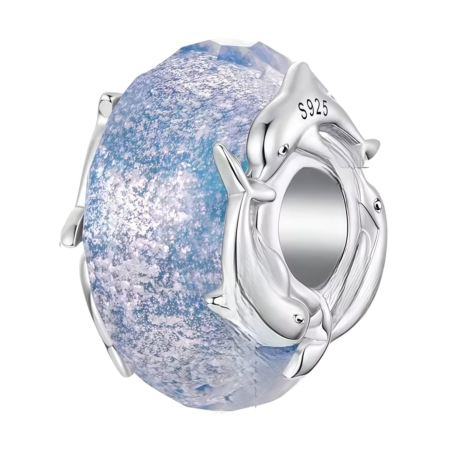 Apporte une touche marine et lumineuse à ton bracelet avec ce charm Murano bleu avec dauphin. Son design en argent 925, associé à un cœur en verre de Murano bleu et à deux dauphins gracieux, évoque la liberté, la joie et la beauté de l’océan. Un bijou raffiné et poétique, parfait pour les amoureux de la mer et des pièces symboliques.

Caractéristiques :

- Matière : Argent 925 et verre de Murano.
- Design : Deux dauphins autour d’un cœur en Murano bleu avec détails soignés.
- Dimensions : Taille délicate et