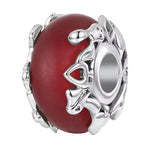 Apporte une touche vive et féerique à ton bracelet avec ce charm Murano rouge avec lapin d’Alice au pays des merveilles. Son verre rouge éclatant, associé à un motif inspiré du lapin blanc emblématique, évoque l’étrangeté, la magie et l’univers enchanteur du conte. Un bijou original et élégant, parfait pour les amoureux d’Alice et des pièces pleines de caractère.

Caractéristiques :

- Matière : Argent 925 et verre de Murano.
- Design : Murano rouge avec motif lapin inspiré d’Alice au pays des merveilles.
-