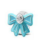 Ce charm en argent 925 met en scène un grand nœud turquoise aux lignes souples, entièrement recouvert d’un émail lisse qui lui donne un aspect gourmand et moderne. Au centre, une pierre ronde claire façon cristal capte la lumière et apporte une touche de brillance chic sur le poignet.

Caractéristiques :

- Matière : Argent 925 avec émail turquoise et pierre synthétique transparente.
- Design : Large nœud ruban stylisé, souligné de contours argentés, centré par un cristal.
- Coloris : Argent lumineux, turqu