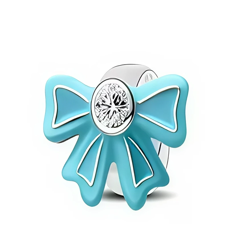 Ce charm en argent 925 met en scène un grand nœud turquoise aux lignes souples, entièrement recouvert d’un émail lisse qui lui donne un aspect gourmand et moderne. Au centre, une pierre ronde claire façon cristal capte la lumière et apporte une touche de brillance chic sur le poignet.

Caractéristiques :

- Matière : Argent 925 avec émail turquoise et pierre synthétique transparente.
- Design : Large nœud ruban stylisé, souligné de contours argentés, centré par un cristal.
- Coloris : Argent lumineux, turqu