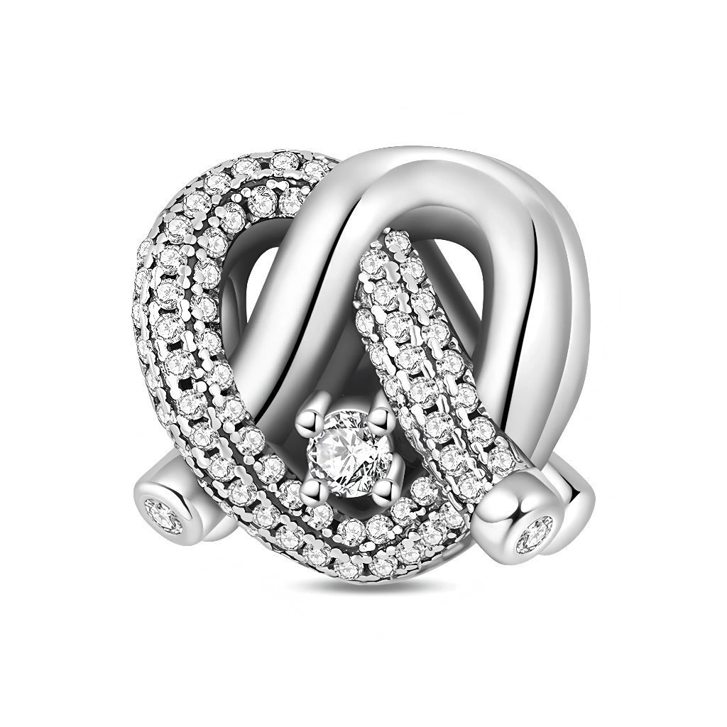 Ce charm en argent 925 représente un nœud d’amour volumineux aux courbes entrelacées, dont l’une des boucles est entièrement pavée de zircons clairs pour un éclat intense. Au centre du nœud, une pierre ronde plus grande capte la lumière, tandis que les extrémités du motif sont également ponctuées de petites pierres pour un fini luxueux.