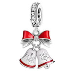 Ce charm en argent 925 représente un grand nœud rouge brillant d’où pendent deux cloches blanches décorées de flocons de neige gravés, pour une allure résolument festive. La bélière travaillée de petits cœurs apporte une touche romantique qui en fait un bijou idéal à porter tout au long des fêtes de fin d’année.

Caractéristiques :

- Matière : Argent 925 avec émaux rouge et blanc
- Design : Grand nœud de Noël d’où pendent deux cloches ornées de flocons
- Coloris : Argent brillant, rouge vif, blanc lumineux