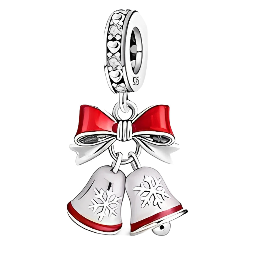 Ce charm en argent 925 représente un grand nœud rouge brillant d’où pendent deux cloches blanches décorées de flocons de neige gravés, pour une allure résolument festive. La bélière travaillée de petits cœurs apporte une touche romantique qui en fait un bijou idéal à porter tout au long des fêtes de fin d’année.

Caractéristiques :

- Matière : Argent 925 avec émaux rouge et blanc
- Design : Grand nœud de Noël d’où pendent deux cloches ornées de flocons
- Coloris : Argent brillant, rouge vif, blanc lumineux