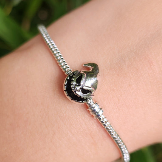 Ajoutez une touche de terreur malicieuse à votre collection avec ce charm représentant Oogie Boogie, le méchant légendaire de L'Étrange Noël de Monsieur Jack. Conçu en argent sterling S925, ce charm capture l'aspect sinistre et grinçant du célèbre personnage, avec ses coutures apparentes et son sourire diabolique.

Le design détaillé d'Oogie Boogie, inspiré de son apparence de sac à malice rempli d'insectes, est parfait pour les fans du film culte et ceux qui apprécient les personnages maléfiques et intriga
