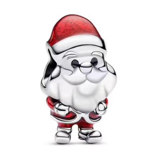 Ajoutez une touche festive et joyeuse à votre collection avec ce charm Père Noël. Confectionné en métal argenté et minutieusement détaillé avec de l’émail rouge et blanc, ce charm représente le Père Noël dans son costume classique, prêt à apporter la magie des fêtes. Avec son sourire chaleureux et sa barbe blanche emblématique, ce charm est parfait pour célébrer la saison de Noël et le plaisir des traditions. Compatible avec les bracelets Pandora, il ajoutera une note enchantée et festive à votre poignet.