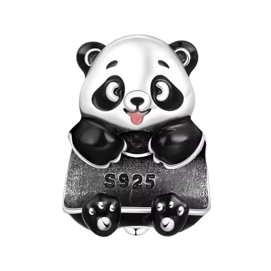 Ajoutez une touche de douceur et de charme à votre collection avec ce charm en argent 925 représentant un panda adorable. Ce petit animal emblématique, connu pour sa gentillesse et sa tranquillité, est finement détaillé avec des touches d’émail noir et blanc pour un rendu réaliste et craquant. Un bijou parfait pour les amoureux de la nature et des animaux.