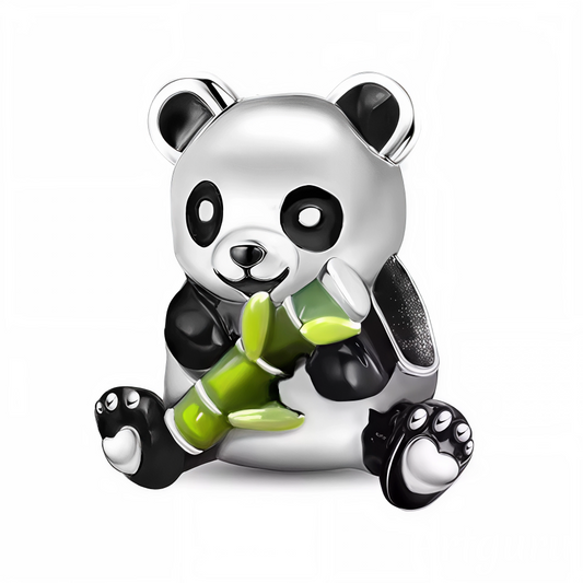 Charm en argent 925 représentant un adorable panda tenant un bambou. Un bijou attendrissant et raffiné qui apporte une touche de douceur et de nature à vos bracelets.

Caractéristiques

– Métal : argent 925
– Design : panda avec un bambou
– Type : charm
– Finition soignée et détaillée